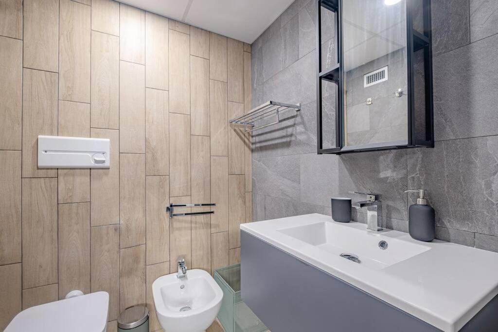 רומא Modern Apartment At San Giovanni מראה חיצוני תמונה